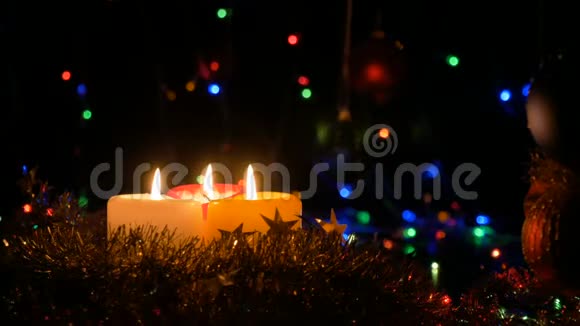 黑暗背景下的圣诞蜡烛闪闪发光的花环视频的预览图