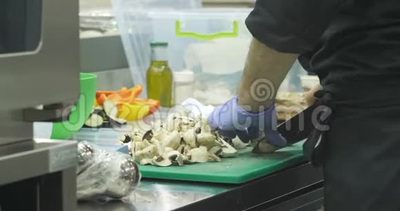 手用手套煮蘑菇视频的预览图