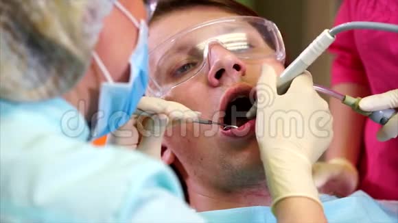 去除牙医的牙石视频的预览图