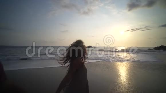 在沙滩上奔跑的女人视频的预览图