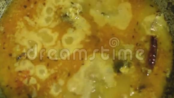 煮达利印度汤视频的预览图