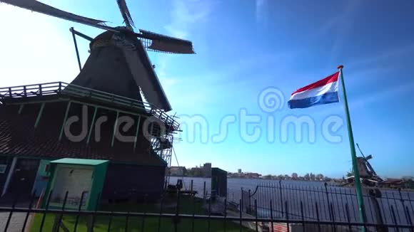荷兰晴朗的天空中的扎安塞尚斯风车视频的预览图