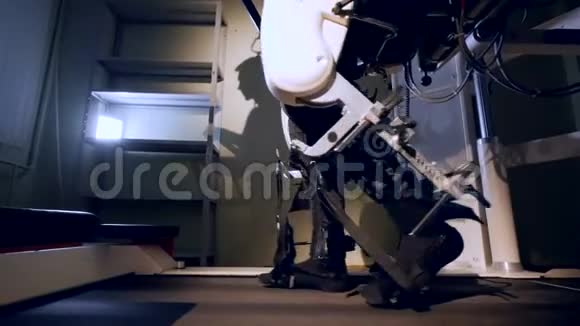 男性脚在外骨骼的跑步机上运动视频的预览图