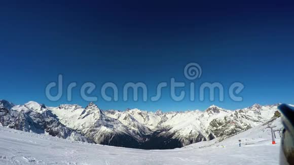 滑雪者站在山顶的山顶上准备下山第一人称观点视频的预览图