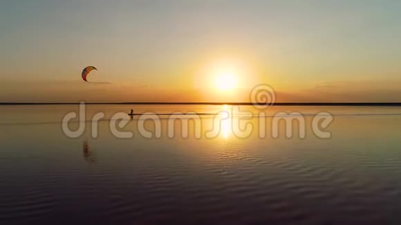 湖边风筝剪影美丽的日落视频的预览图