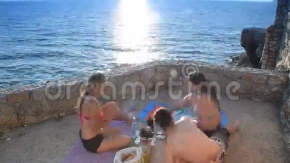 在海边吃零食的朋友加速录像视频的预览图