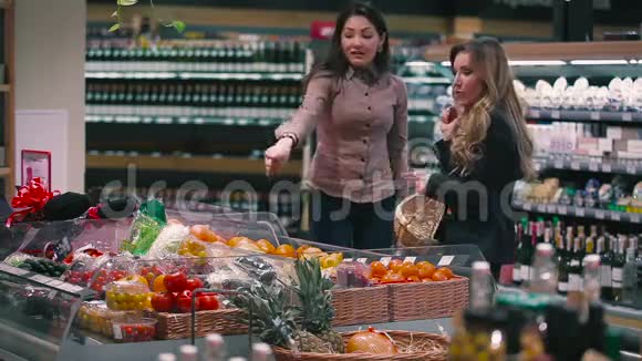 两个女孩正在超市挑选蔬菜视频的预览图