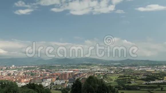 4公里的时间镜头框架展示快速视频可以看到舒适的西班牙小镇云速移动全景视频的预览图