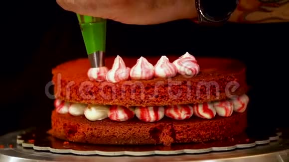 红绒蛋糕准备视频的预览图