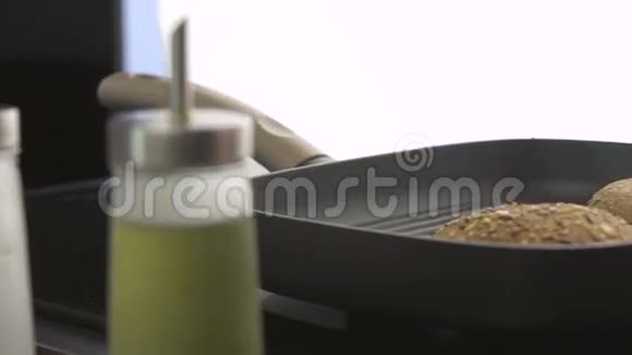 烹饪烤鲜包子视频的预览图