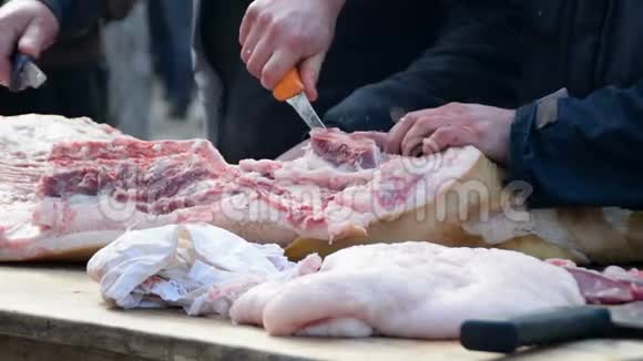 用刀子切生猪肉视频的预览图