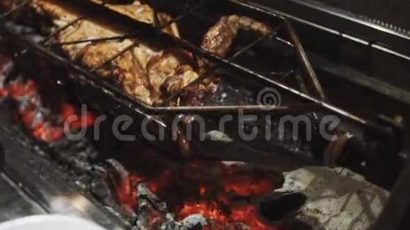 鳄鱼肉正在户外烤架上烹饪视频的预览图