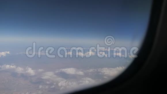 在飞行中透过窗户看飞机有一个美丽的蓝天视频的预览图