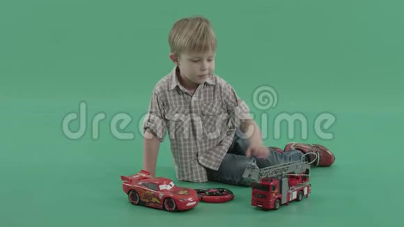 一个小孩玩玩具车的特写镜头视频的预览图