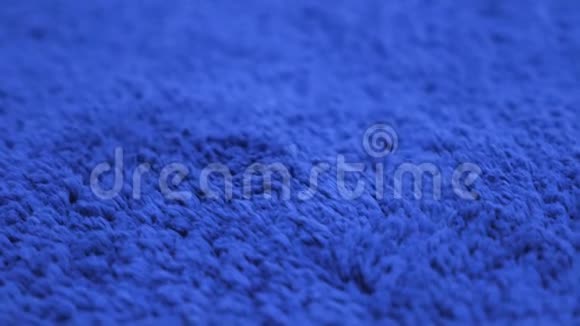 蓝色地毯面料图案宏观纹理背景视频的预览图