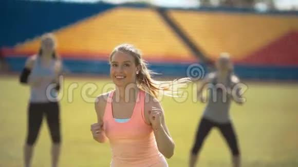 运动员健身妇女在体育场锻炼户外培训视频的预览图