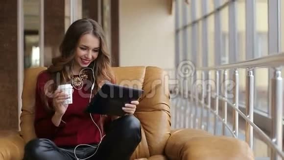 年轻漂亮的女孩手里拿着药片喝咖啡视频的预览图