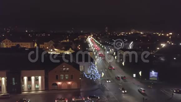 圣诞节期间繁忙城市道路的空中交通视频的预览图