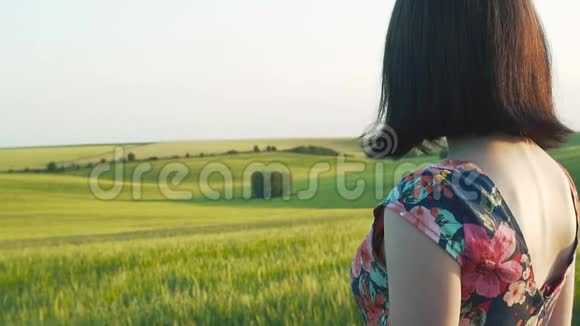 美丽的欧洲女孩黑色短发短裙花站在镜头前背对着镜头视频的预览图