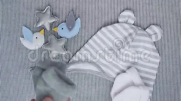 妈妈把婴儿袜子放在床上视频的预览图