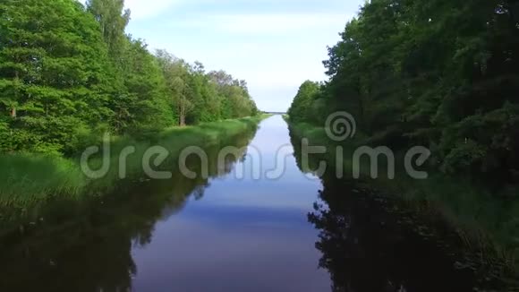 无人机在平静的运河上方射击视频的预览图