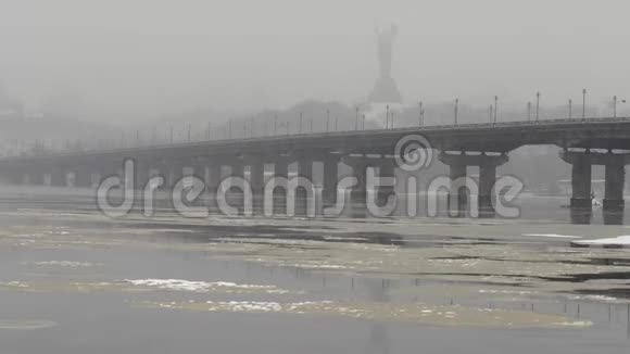 冬天帕顿桥的景色基辅的雪在Dnieper河附近时间推移视频的预览图