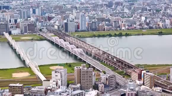 从日本大阪Yodo河上的UmedaSky大厦俯瞰空中景色视频的预览图
