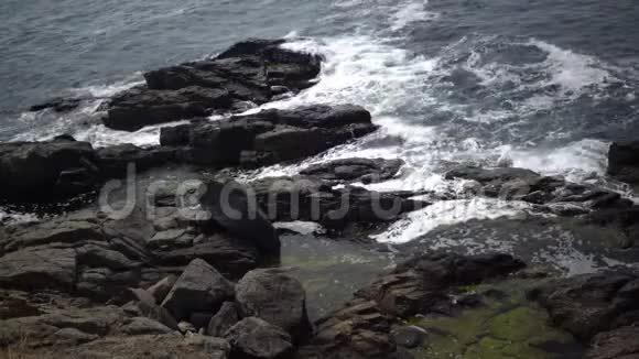 海浪拍打着花岗岩岩石风暴视频的预览图