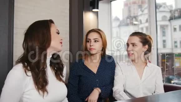 三个年轻漂亮的女人在酒吧里聊天视频的预览图