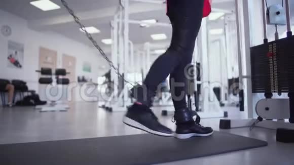 在健身房里女性正在做力量性锻炼视频的预览图