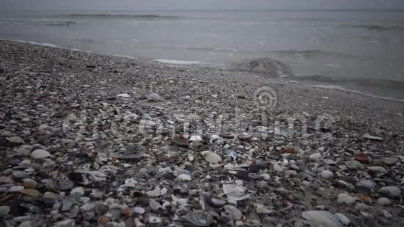 海浪在花岗岩上破碎暴风雨保加利亚黑海视频的预览图