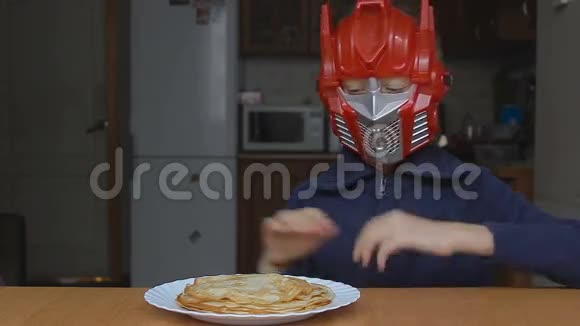 戴面具的男孩开始吃煎饼竖起大拇指视频的预览图