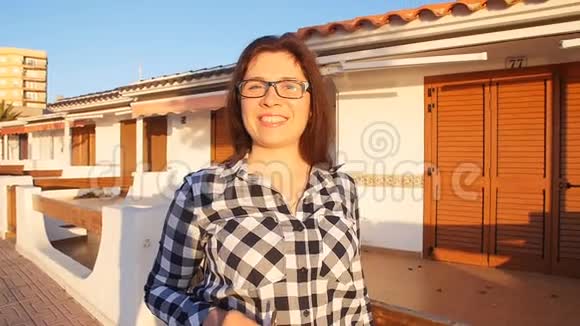 幸福微笑的女人拿着她新房子的钥匙视频的预览图