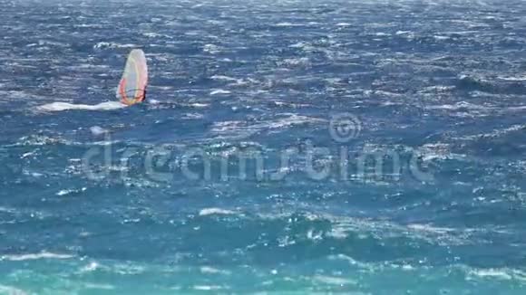 浅蓝色的海洋和人在海浪上冲浪极限运动积极的生活方式视频的预览图