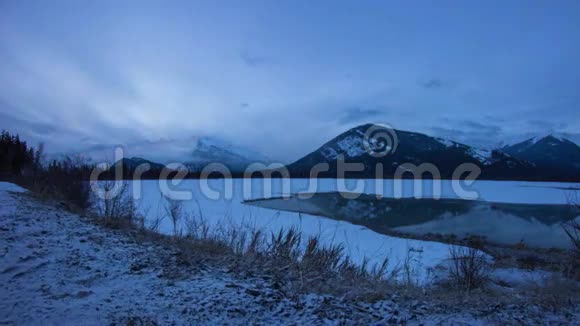 在半冻的湖上多云的早晨视频的预览图