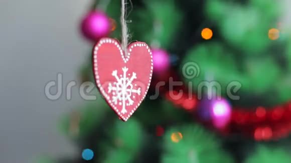 红色圣诞树装饰视频的预览图
