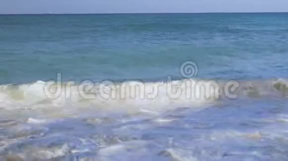 加勒比海的巨浪正在破坏海岸青绿色海水和蓝天阿鲁巴岛的鹰滩视频的预览图