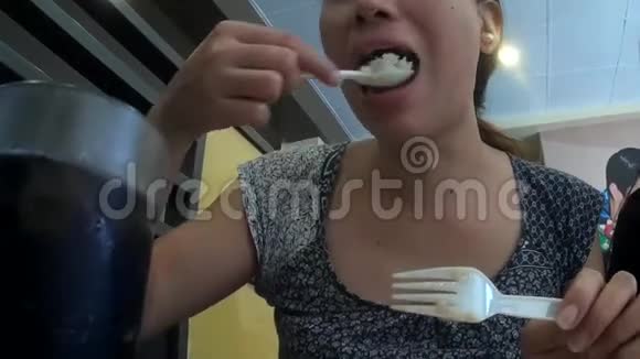 一口吃大餐的美女视频的预览图