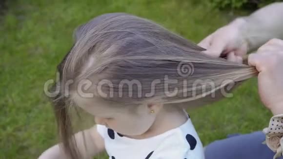 父亲给他的小女儿做发型视频的预览图