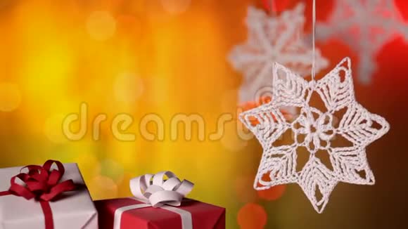 圣诞节礼物和装饰在温暖模糊的灯光背景下视频的预览图
