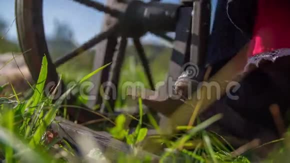 用踏板驱动木器视频的预览图