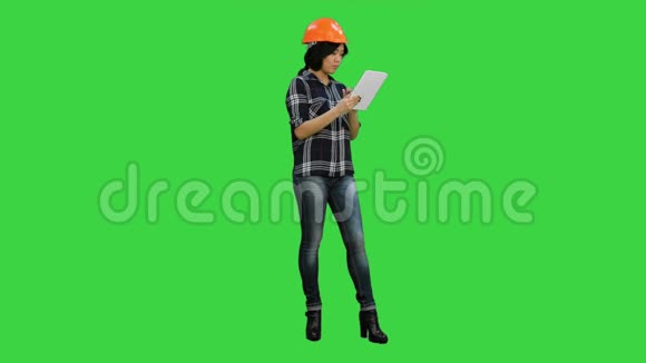 亚洲工程师女士使用平板电脑在绿色屏幕铬键视频的预览图
