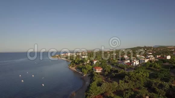 沿海小镇场景与蓝海希腊Trikorfo海滩的鸟瞰图视频的预览图