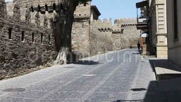 5月9日2017年AZERBAIJANBAKU巴库城的城墙游客们漫步在阿塞拜疆首都的景色中视频的预览图