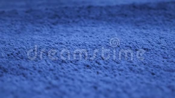 蓝色地毯织物图案宏观纹理背景视频的预览图