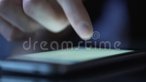 人手在智能手机触摸屏上输入信息使用移动应用程序视频的预览图