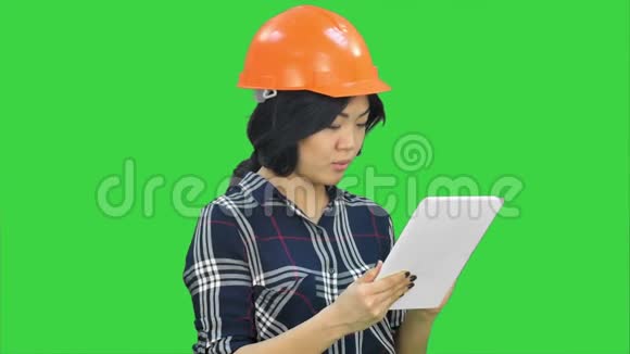 亚洲工程师女士使用平板电脑在绿色屏幕铬键视频的预览图