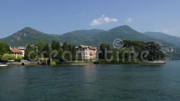 从渡船上看到科莫湖上的房子和别墅视频的预览图