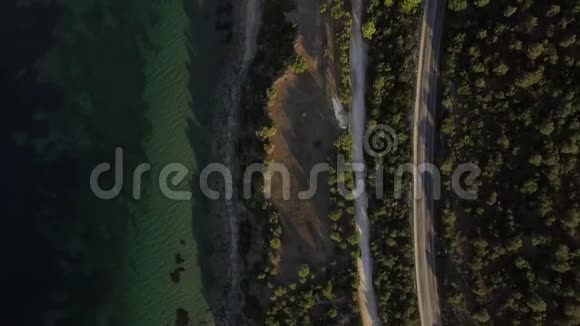 有通往希腊小镇的公路的海岸视频的预览图