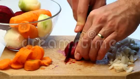 切割甜菜根视频视频的预览图
